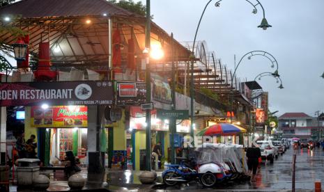 Deretan warung kuliner di Jalan Perwakilan, Malioboro, Yogyakarta, Senin (14/11/2022). Akhir 2022 Pemkot Yogyakarta memastikan kawasan Jalan Perwakilan akan bersih dari pedagang kaki lima. Hal ini dikarenakan akan dimulainya persiapan proyek pembangunan Jogja Planning Galery (JPG) pada awal 2023 mendatang. Untuk relokasi pedagang, Pemkot Yogyakarta menawarkan dua tempat yakni Pasar Beringharjo Lantai dua dan Pasar Klithikan Kuncen.