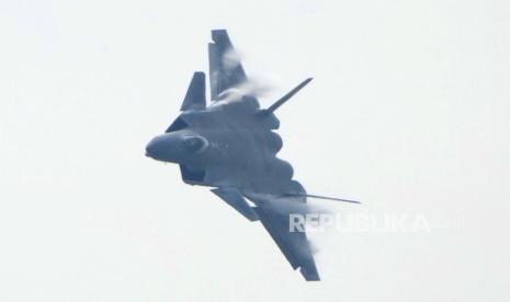  Sebuah jet tempur siluman J-20 dari Angkatan Udara Tentara Pembebasan Rakyat China (PLA). China menerbangkan 56 pesawat tempur menuju Taiwan pada Senin (4/10).