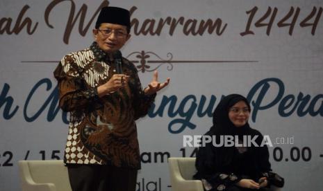 Imam Besar Masjid Istiqlal Nasaruddin Umar memberikan sambutan dan sekaligus tausiyah didampingi Pendiri El-Medina Syaikh Ali Jaber Rahimahullah (SAJR) Deva Rachman dalam acara Hikmah Muharram 1444 Hijriyah di Masjid Istiqlal, Jakarta, Sabtu (13/8/2022). Acara yang diselenggarakan oleh El-Medina Syaikh Ali Jaber Rahimahullah (SAJR) ini menghadirkan beragam kajian ilmu, diskusi tentang perempuan dengan mengakat tema Muslimah Membangun Peradaban. Prayogi/Republika