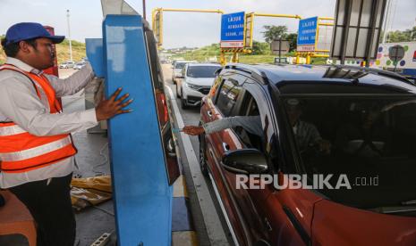 Pengendara roda empat melakukan pembayaran tol nontunai saat memasuki Gerbang Tol (GT) Kalikangkung, Semarang, Jawa Tengah, Sabtu (13/4/2024). 