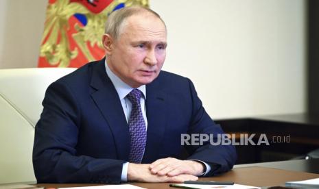 File foto Presiden Rusia Vladimir Putin memimpin pertemuan dengan anggota Dewan Keamanan melalui konferensi video di kediaman negara Novo-Ogaryovo, di luar Moskow, Rusia, Jumat, 3 Februari 2023. Direktur Badan Intelijen Pusat Amerika Serikat (CIA) William Burns mengatakan pada Ahad (26/2/2023), Presiden Rusia Vladimir Putin terlalu percaya diri dengan kemampuan militernya untuk membuat Ukraina tunduk.