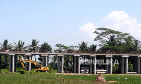 Pekerja mengerjakan proyek kereta bandara YIA di Temon, Kulonprogo, Yogyakarta, Kamis (8/4). Progres pembangunan jalur kereta Bandara Internasional Yogyakarta sudah mencapai 95,59 persen. Dan rencananya jalur ini akan digunakan pada Agustus 2021 mendatang.