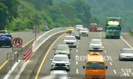 Arus lalu lintas menuju arah Solo --di ruas tol Semarang- Solo KM 427 A—relatif lebih ramai jika dibandingkan arus lalu lintas sebaliknya, pada H-6 Lebaran 2023, Ahad (16/4) siang. Ditlantas Polda Jawa Tengah mencatat kenaikan volume kendaraan bermotor melalui gerbang tol di Jawa Tengah telah melonjak hingga 60 persen sepanjang akhir pecan hingga Ahad kemarin.