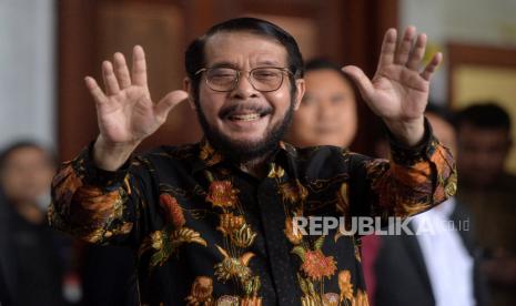 Mantan Ketua Mahkamah Konstitusi (MK) Anwar Usman sebelum memberikan keterangan terkait hasil putusan Majelis Kehormatan Mahkamah Konstitusi (MKMK) di Gedung MK, Jakarta, Rabu (8/11/2023). Dalam kesempatan tersebut Anwar Usman merasa difitnah dalam penanganan perkara Nomor 90/PUU-XXI/2023 tentang batas usia capres-cawapres di Mahkamah Konstitusi (MK). Dia menyebut fitnah itu keji dan sama sekali tidak berdasarkan atas hukum dan fakta.