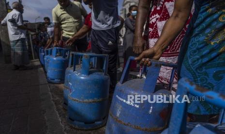 Orang-orang mengantre dengan tabung kosong untuk membeli gas domestik di pusat distribusi, di Kolombo, Sri Lanka, Selasa, 12 Juli 2022. Kekosongan politik berlanjut di Sri Lanka dengan para pemimpin oposisi belum menyepakati siapa yang harus menggantikannya ditolak mentah-mentah pemimpin, yang kediamannya ditempati oleh pengunjuk rasa yang marah atas kesengsaraan ekonomi yang mendalam di negara itu.