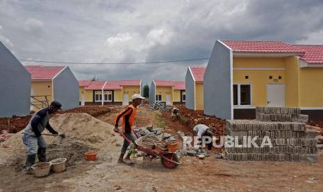 Pekerja menyelesaikan pembangunan rumah bersubsidi di Kawasan Ciseeng, Kabupaten Bogor, Jawa Barat, Selasa (7/2/2023). 