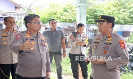 Kapolres Indramayu, AKBP M Fahri Siregar meninjau Rapat Pleno Rekapitulasi Hasil Penghitungan Perolehan Suara Pemilu 2024 di Tingkat PPK, Senin (19/2/2024). Tinjauan itu dilakukan guna memastikan kesiapan jajarannya dalam melaksanakan pengamanan kegiatan tersebut. 