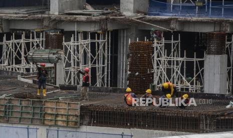 Pekerja menyelesaikan pembangunan gedung bertingkat di Jakarta, Senin (28/11/2022). Pemerintah Provinsi DKI Jakarta menetapkan upah minimum provinsi (UMP) sebesar Rp 4,9 juta per bulan atau naik 5,6 persen pada tahun depan. 