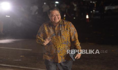 Menteri Koordinator Bidang Perekonomian Airlangga Hartarto tiba di kediaman Presiden Terpilih Prabowo Subianto, Kertanegara, Jakarta Selatan, Senin (14/10/2024). Presiden Terpilih Prabowo Subianto memanggil sejumlah tokoh yang diyakini bakal menjadi calon menteri/kepala lembaga negara untuk pemerintahan baru ke depan.