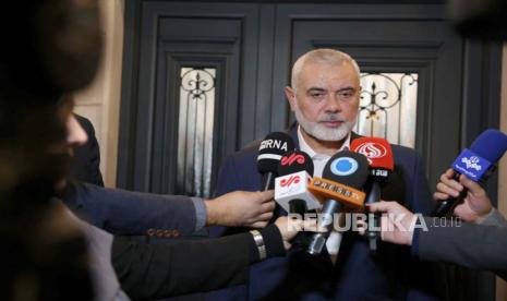 Pemimpin Hamas Ismail Haniyeh berbicara kepada media di Doha, Qatar, 20 Desember 2023. 