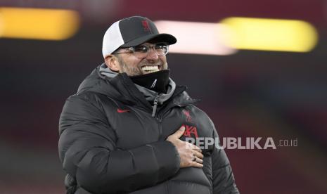 Manajer Liverpool Jurgen Klopp memberi isyarat kepada para penggemar di akhir pertandingan sepak bola Liga Premier Inggris antara Liverpool dan Wolverhampton Wanderers di Stadion Anfield, Liverpool, Inggris, Minggu, 6 Desember 2020. Liverpool menang 4-0. 