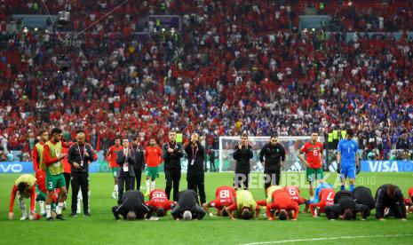 Sepak Bola - Piala Dunia FIFA Qatar 2022 - Semi Final - Prancis v Maroko - Stadion Al Bayt, Al Khor, Qatar - 14 Desember 2022Pemain dan staf Maroko setelah pertandingan karena Maroko tersingkir dari Piala Dunia.