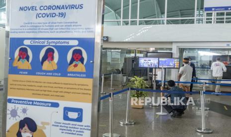 Pekerja bandara bersiaga di dekat area keberangkatan saat pembukaan bandara Internasional Ngurah Rai di Bali, Indonesia, 14 Oktober 2021. 