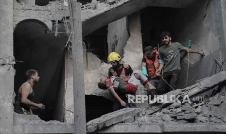 Seorang anak ditemukan dari puing-puing bangunan tempat tinggal yang rata akibat serangan udara Israel, di kamp pengungsi Khan Younis di Jalur Gaza selatan, 19 Oktober 2023.