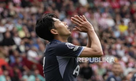 Striker Tottenham Hotspur Heung Son Min beraksi dalam laga melawan Brentford di Liga Primer Inggris, Ahad (13/8/2023). 