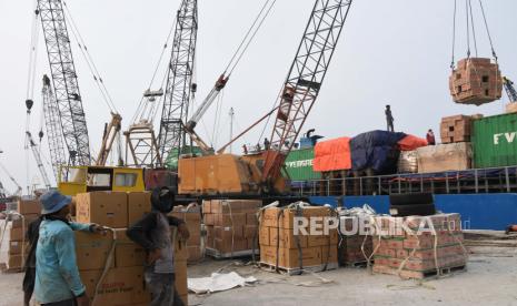 Pekerja melakukan aktivitas bongkar muat di Pelabuhan Sunda Kelapa, Jakarta, Jumat (3/9/2021). Menteri Badan Usaha Milik Negara (BUMN) Erick Thohir mengatakan merger atau penggabungan BUMN pelabuhan, Pelindo Group, akan segera rampung.