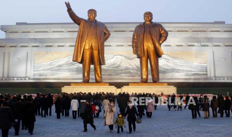 Warga mengunjungi patung perunggu mendiang pemimpin mereka Kim Il Sung, kiri, dan Kim Jong Il di Bukit Mansu di Pyongyang, Korea Utara. Korea Utara (Korut) merayakan ulang tahun ke-80 mendiang Kim Jong-il tanpa acara militer. Ilustrasi. 