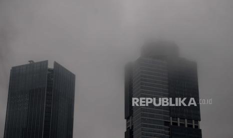 Kabut dan hujan menutupi gedung bertingkat di Kawasan kuningan, Jakarta, Ahad (24/1). Kepala Pusat Informasi Perubahan Iklim Badan Meteorologi Klimatologi dan Geofisika (BMKG) Dodo Gunawan menyampaikan curah hujan di Jakarta dalam 10 hari ke depan diprediksi merupakan kategori menengah yaitu Intensitas kategori menengah berkisar 50-150 mm, Kendati demikian Pemerintah Provinsi DKI Jakarta tetap harus mewaspadai bencana hidrometeorologi seperti genangan, banjir, banjir bandang dan sebagainya. Ditambah lagi, cuaca ekstrem yang melanda ibu kota tercatat cukup sering terjadi.Prayogi/Republika.