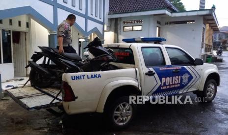 Polisi mengangkut kendaraan korban kecelakaan diduga terserempet moge Harley Davidson di Ponpes Miftahul Huda Al Abidin, Kecamatan Cihaurbeuti, Kabupaten Ciamis, Sabtu (27/5/2023). Polisi Pastikan Rombongan Moge Harley Tanggung Jawab Santri Korban Kecelakaan