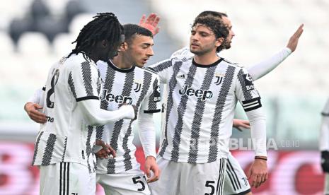 (Kiri-Kanan) Pemain Juventus Moise Kean merayakan dengan rekan setimnya Alessandro Pio Riccio dan Manuel Locatelli setelah mencetak gol 1-0 dalam pertandingan sepak bola persahabatan antara Juventus FC dan HNK Rijeka di Stadion Allianz di Turin, Italia, 22 Desember 2022.