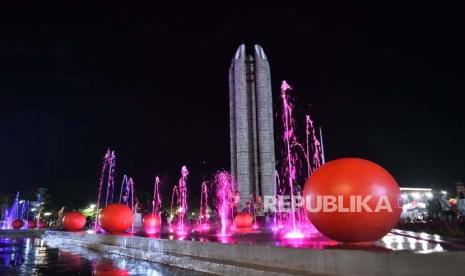 Suasana Alun-alun Puspawangi Indramayu. Setelah revitalisasi selama dua tahun, alun-alun itu akhirnya diresmikan pada Jumat (9/2/2024) malam. 