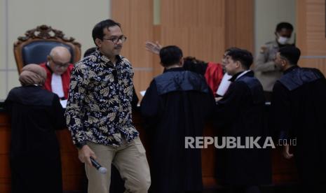 Pendiri Lokataru Haris Azhar saat menjalani sidang dakwaan di Pengadilan Negeri Jakarta Timur, Senin (3/4/2023). Haris Azhar dan Fatia Maulidiyanti didakwa melakukan pencemaran nama baik terhadap Menteri Koordinator Bidang Kemaritiman dan Investasi Luhut Binsar Pandjaitan dalam unggahan video pada akun Youtube milik Haris Azhar.