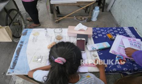 Anak belajar daring. KPAI mengingatkan bahwa pengasuhan dan pendampingan dalam belajar harus dilakukan bersama antara kedua orang tua, bukan cuma ibu.