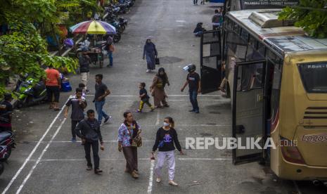  Prokes Arus Mudik-Balik Wilayah DKI Jakarta Terpantau Kondusif. Foto:  Sejumlah penumpang turun dari bus antarkota antarprovinsi (AKAP) setibanya di Terminal Tipe B Kilometer 6, Banjarmasin, Kalimantan Selatan, Jumat (29/4/2022). Dinas Perhubungan Kalimantan Selatan mencatat pada arus balik Sabtu (7/5/2022) periode H+4 Lebaran sebanyak 1.082 penumpang bus antarkota antarprovinsi  (AKAP) dan 7.854 penumpang bus antarkota dalamprovinsi (AKDP) tiba di terminal Kalimantan Selatan. 