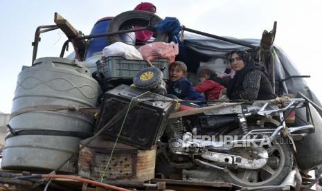  Pengungsi Suriah duduk di dalam truk saat mereka menunggu untuk meninggalkan daerah Arsal kembali ke Suriah, di Arsal di lembah Bekaa, Lebanon, 26 Oktober 2022. Laporan menyatakan ratusan pengungsi Suriah memulai perjalanan pulang mereka pada 26 Oktober dari berbagai daerah di Lebanon, sebagai bagian dari operasi terkoordinasi antara pihak berwenang di Beirut dan Damaskus. Dua juta delapan puluh ribu pengungsi Suriah saat ini berada di Lebanon, dan sekitar 540 ribu warga Suriah telah secara sukarela kembali ke negara mereka sejak dimulainya rencana tersebut pada tahun 2017, menurut Direktur Jenderal Keamanan Publik Lebanon Mayor Jenderal Abbas Ibrahim. PBB: 70 Persen Warga Suriah Butuh Bantuan