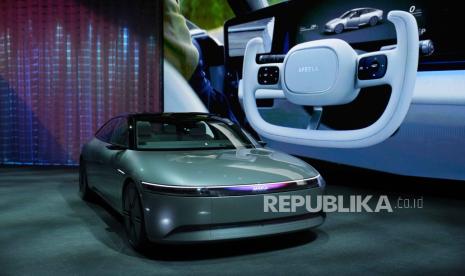  Mobil prototipe kendaraan listrik Afeela, perusahaan patungan antara Sony dan Honda, dipamerkan selama konferensi pers Sony sebelum dimulainya acara teknologi CES Rabu, 4 Januari 2023, di Las Vegas.