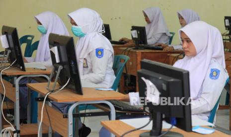 Sejumlah siswa mengikuti Ujian Nasional Berbasis Komputer (UNBK) di Sekolah Menengah Kejuruan (SMK) Negeri 1 Idi, Kabupaten Aceh Timur, Aceh, Selasa (17/3/2020).  Pengamat Pendidikan Universitas Pendidikan Indonesia (UPI), Said Hamid Hasan menilai pembatalan Ujian Nasional (UN) di tengah wabah Covid-19 adalah kebijakan yang bagus.