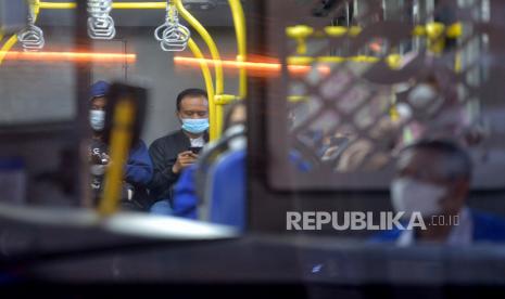 Warga berada di dalam Bus TransJakarta di Jakarta. Sekda DKI Joko Agus Setyono menanggapi maraknya pelecehan seksual di Transjakarta.