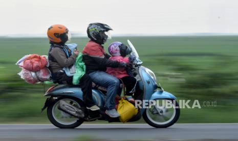 Pemudik menggunakan motor menuju kampung halaman (ilustrasi). Penggunaan kendaraan roda dua seperti sepeda motor untuk mudik dengan jarak tempuh lebih dari 100 km dinilai perlu dilarang pemerintah.