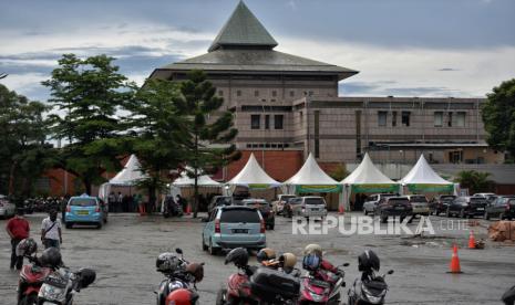 Kendaraan mengantre membeli tiket saat akan memasuki kawasan Taman Mini Indonesia Indah (TMII), Jakarta Timur, Sabtu (31/12/2022). 