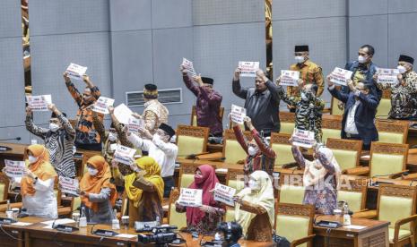 Anggota Fraksi Partai Keadilan Sejahtera DPR membentangkan poster dan melakukan walkout saat Rapat Paripurna ke-4 masa persidangan I tahun 2022-2023 di Kompleks Parlemen, Senayan, Jakarta, Selasa (6/9/2022). Partai Keadilan Sejahtera (PKS) melakukan walkout dari Rapat Paripurna DPR dan membentangkan poster menolak kenaikan harga bahan bakar minyak (BBM). 