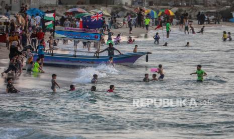 Warga Palestina menghabiskan waktu mereka di pantai Gaza, di tengah pandemi virus coronavirus COVID-19 yang sedang berlangsung di Kota Gaza, 15 Juni 2020.