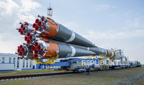 Roket Soyuz-2.1b dengan stasiun otomatis pendarat bulan Luna-25 diangkut ke landasan peluncuran di Kosmodrom VostochnyAmur, Rusia, Selasa (8/8/2023).