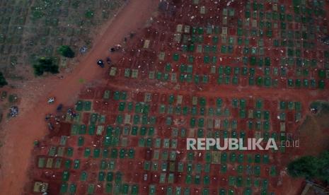 Foto aerial makam COVID-19 di TPU Pondok Ranggon, Jakarta, Rabu (2/9). Satgas Penanganan COVID-19 menyatakan adanya peningkatan jumlah kasus kematian pasien COVID-19 di Indonesia dalam sepekan terakhir sebesar 24,4 persen. Republika/Thoudy Badai