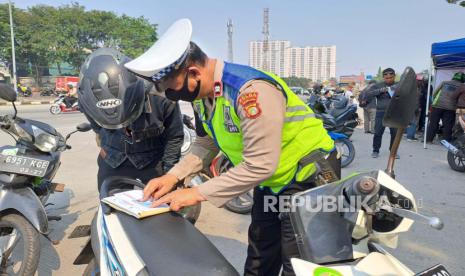 Pengendara motor ditilang (Ilustrasi). Tidak membawa surat-surat atau dokumen kendaraan seperti STNK dan SIM saat berkendaraan masuk kategori pelanggaran lalu lintas.