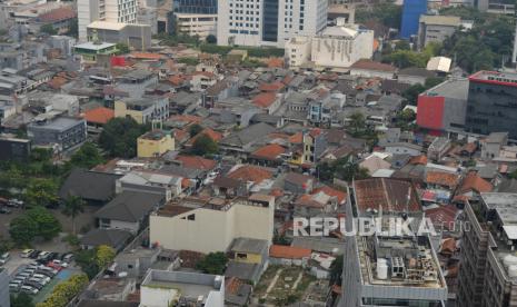 Lanskap pemukiman padat terlihat dari Gedung Perpustaakan Nasional, Jakarta, Senin (14/8/2023). Pemerintah menilai kondisi polusi udara di Jakarta sudah berada diangka 156 dengan keterangan tidak sehat. Hal tersebut diakibatkan emisi transportasi, aktivitas industri di Jabodetabek serta ondisi kemarau panjang sejak tiga bulan terakhir. Presiden Joko Widodo merespon kondisi tersebut dengan menginstruksikan kepada sejumlah menteri dan Gubernur untuk segera menangani kondisi polusi udara dengan memberlakukan kebijakan WFH untuk mengatasi emisi transportasi, mengurangi kendaraan berbasi fosil dan beralih menggunakan transportasi massal, memperbanyak ruang terbuka hijau, serta melakukan rekayasa cuaca.