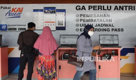 Sejumlah penumpang kereta api menggunakan layanan kereta api yang disediakan di Stasiun Pasar Turi, Surabaya, Jawa Timur (ilustrasi)