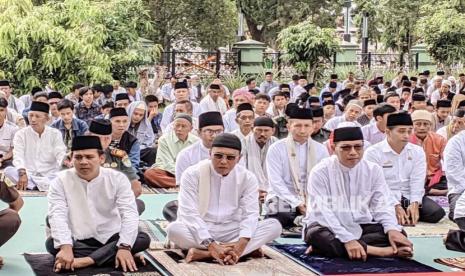 Ribuan warga melaksanakan sholat istisqa di Alun-Alun Ciamis, Rabu (18/10/2023). 