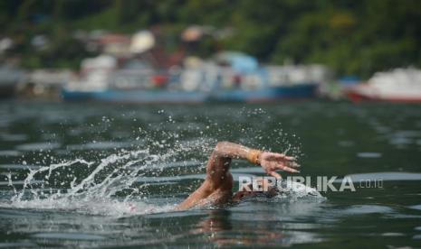 Atlet renang perairan terbuka putra Jawa Barat Aflah Fadlan Prawira memacu kecepatannya saat final renang perairan terbuka 10.000 M putra PON Papua di Teluk Yos Sudarso, Kota Jayapura, Papua, Selasa (5/10/2021). Atlet renang perairan terbuka Jawa Barat Fadlan berhasil meraih medali emas dengan catatan waktu 2 jam 2 menit 50 detik sementara medali perak diraih atlet Jawa Timur Dimas Permana (2 jam 6 menit 6 detik) dan medali perunggu diraih atlet DKI Jakarta Joe Aditya (2 jam 7 menit 53 detik). 