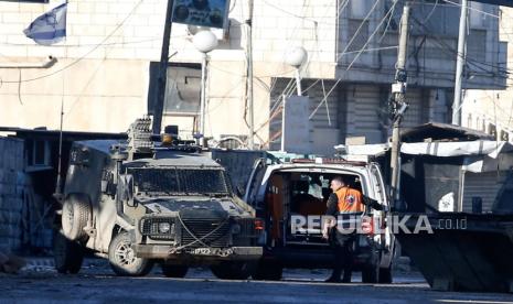 Ambulans berjalan menuju RS Jenin. Hamas bersedia terlibat dalam semua upaya yang bertujuan mengakhiri agresi di Gaza.