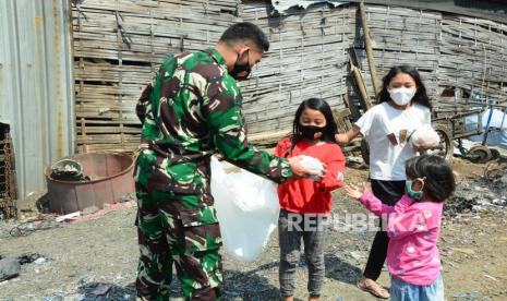 Sebagai bentuk kepeduli kepada masyarakat di masa pandemi Covid-19 di saat Pemberlakuan Pembatasan Kegiatan Masyarakat (PPKM) Darurat, Kodam III/Siliwangi membagikan bantuan sosial (bansos) kepada masyarakat kurang mampu berupa nasi bungkus dengan cara door to door di Kota Bandung, pekan lalu. Pembagian nasi bungkus dilakukan atas dasar kemanusiaan, setelah melihat dampak dari pandemi covid-19 yang sangat berpengaruh terhadap perekonomian masyarakat.