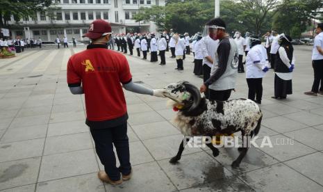 Berkurban untuk orang yang telah meninggal hukumnya boleh dilakukan. Syaratnya saat menyembelih hewan qurban diniatkan untuk almarhum atau almarhumah yang sudah meninggal.