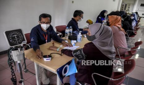 Sejumlah tenaga kesehatan mengikuti tahap verifikasi dan pemeriksaan kesehatan saat Gebyar Vaksinasi Covid-19 Dosis 2 di Gedung Sasana Budaya Ganesha (Sabuga), Kota Bandung, Rabu (17/2/2021).