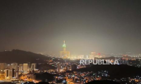 Pemandangan kota Makkah di waktu Subuh dari atas puncak Jabal Nur, nampak Zamzam Tower dan Masjidil Haram di sebelah Barat Daya. Sabtu (10/6/2023.