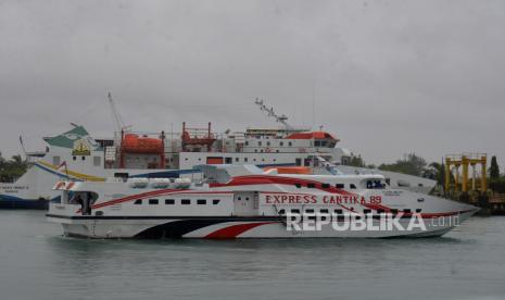 Sejumlah kapal cepat dan kapal roro berlabuh di pelabuhan penyeberangan Ulee Lheue, Banda Aceh, Aceh, Ahad (29/5/2022). Kementerian Perhubungan (Kemenhub) resmi menutup Posko Angkutan Laut Lebaran di Jakarta, Senin (8/5/2023). 