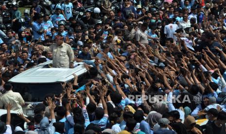 Calon presiden nomor urut 2 Prabowo Subianto menyapa relawan saat menghadiri konsolidasi pemenangan Prabowo-Gibran  di Kota Bengkulu, Bengkulu, Kamis (11/1/2024). Dalam konsolidasi tersebut, Prabowo berjanji akan menghapus kemiskinan, serta melanjutkan kebijakan hilirisasi Presiden Joko Widodo dan memberi makan siang gratis kepada para siswa juga santri di seluruh Tanah Air. 